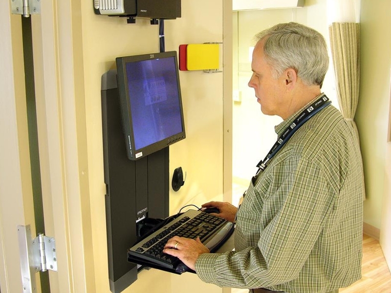 Ergotron StyleView Vertical Lift TV Wandhalterung (60-593-195) Anwendung im engen Flur Ergotron StyleView Vertical Lift TV Wandhalterung (60-593-195) Anwendung im engen Flur