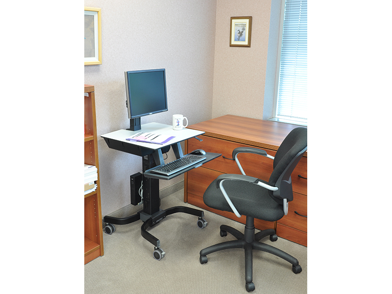 Ergotron WorkFit-C Steh-Sitz-Arbeitsplatz, Single Monitor HD (24-216-085) Beispiel