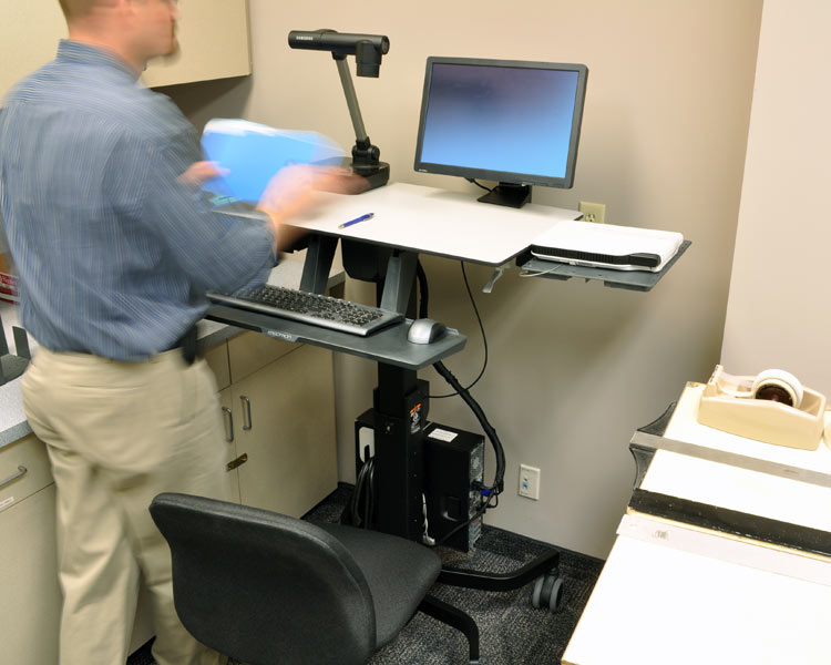 Ergotron TeachWell Steh Sitz Tisch mit Ablage und Rollen (24-220-055), Anwendung Ergotron TeachWell Steh Sitz Tisch mit Ablage und Rollen (24-220-055), Anwendung