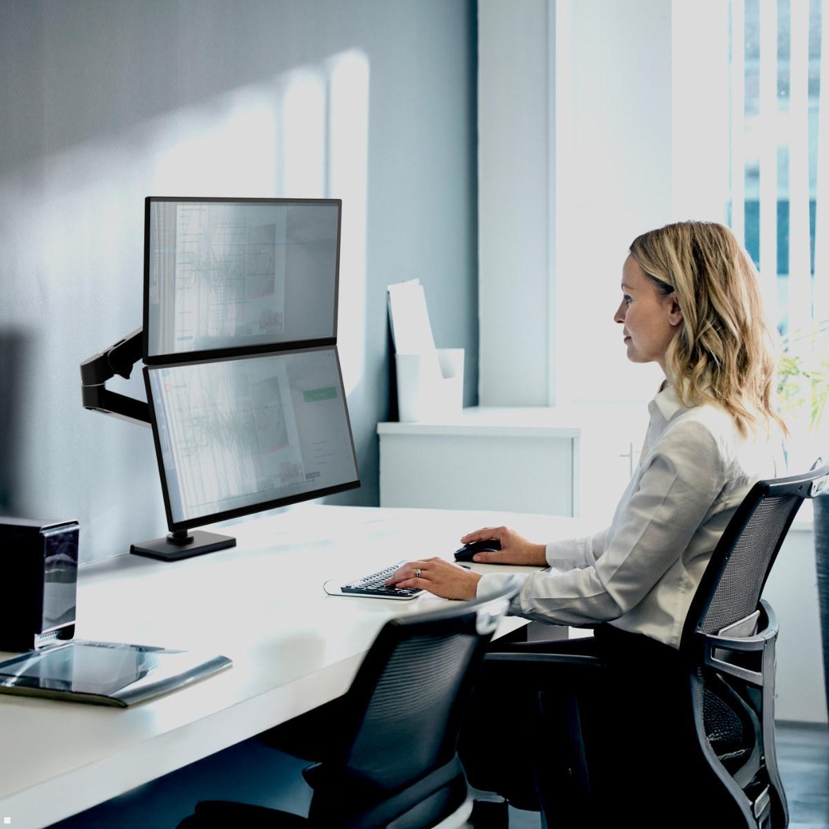 Ergotron LX Pro Dual Monitor Tischhalterung mit hoher Säule (45-690-292), schwarz, Anwendungsbeispiel