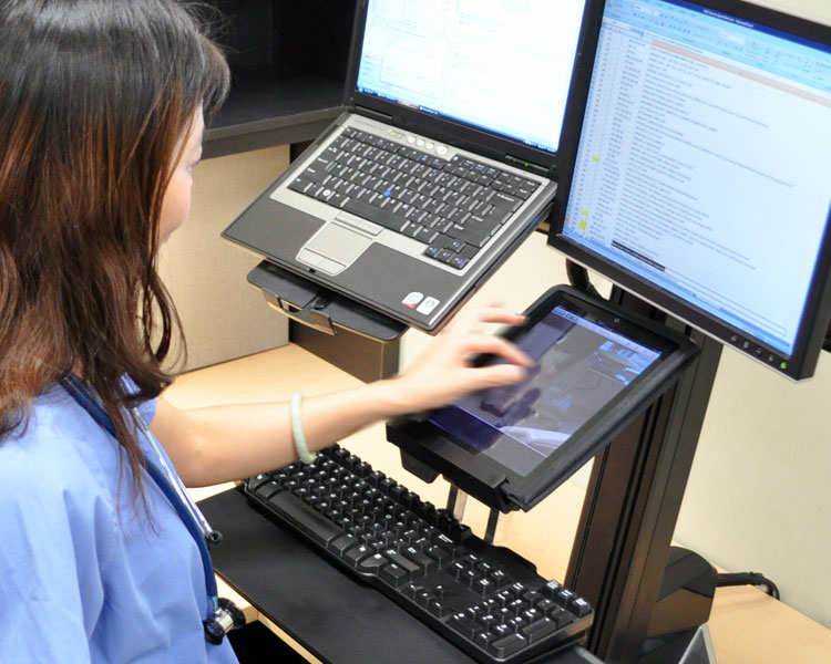 Ergotron Zubehör Tablet-/Dokumentenhalter für WorkFit-S (97-558-200), Anwendungsbeispiel