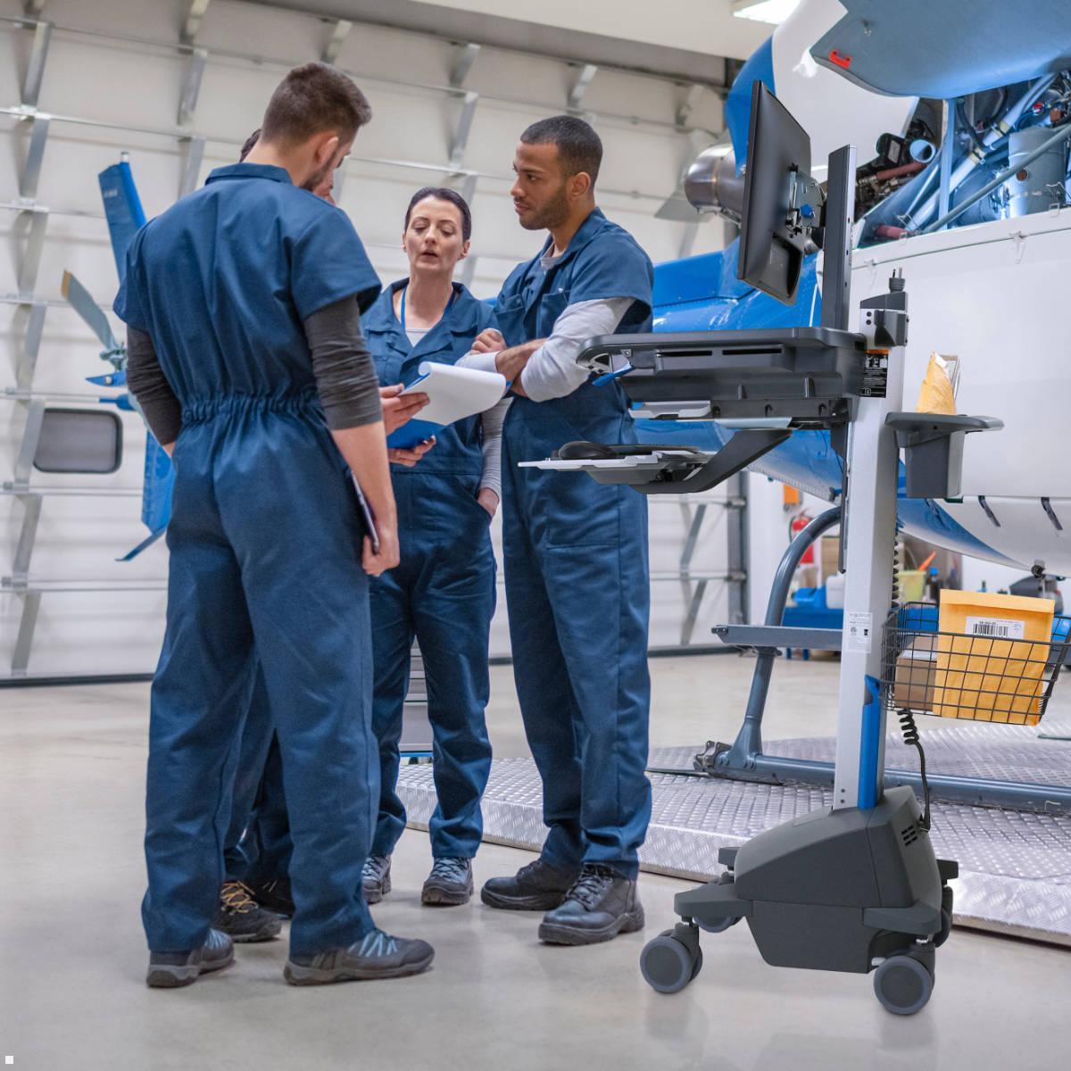 Ergotron StyleView mobiler Arbeitsplatz mit Monitorhalter Akku EU, Anwendungsbeispiel in der Fertigung Ergotron StyleView mobiler Arbeitsplatz mit Monitorhalter Akku EU, Anwendungsbeispiel in der Fertigung