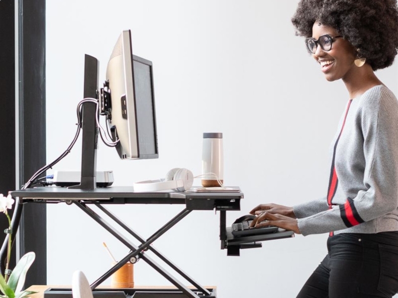 Ergotron WorkFit-TX Steh-Sitz-Arbeitsplatz bis 30Zoll Anwendungsbeispiel
